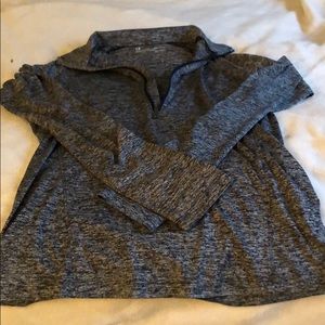 *sold on Ⓜ️*Under Armour heat gear top